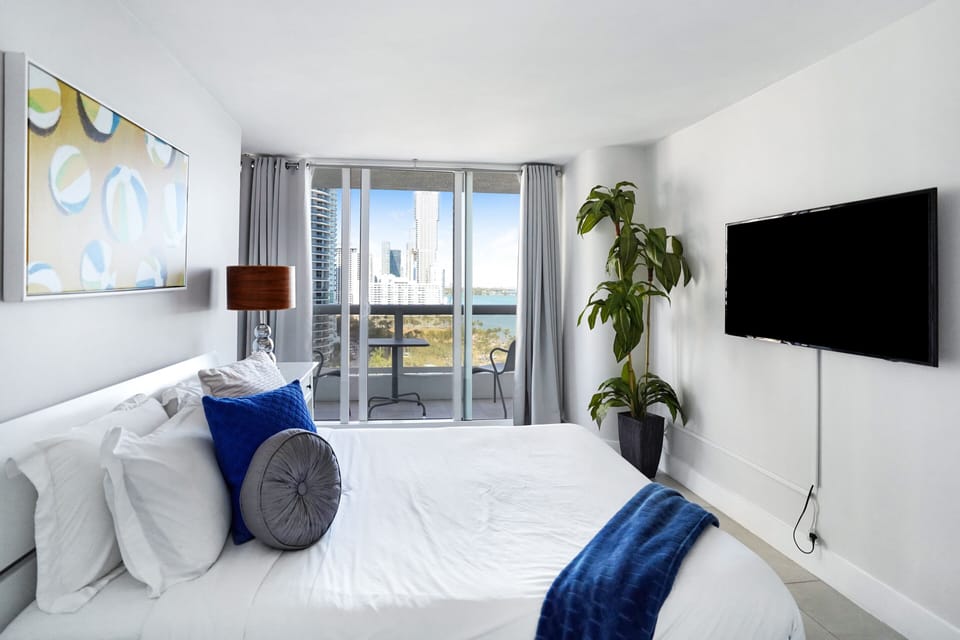 2nd bedroom, queen bed, Roku tv, balcony access