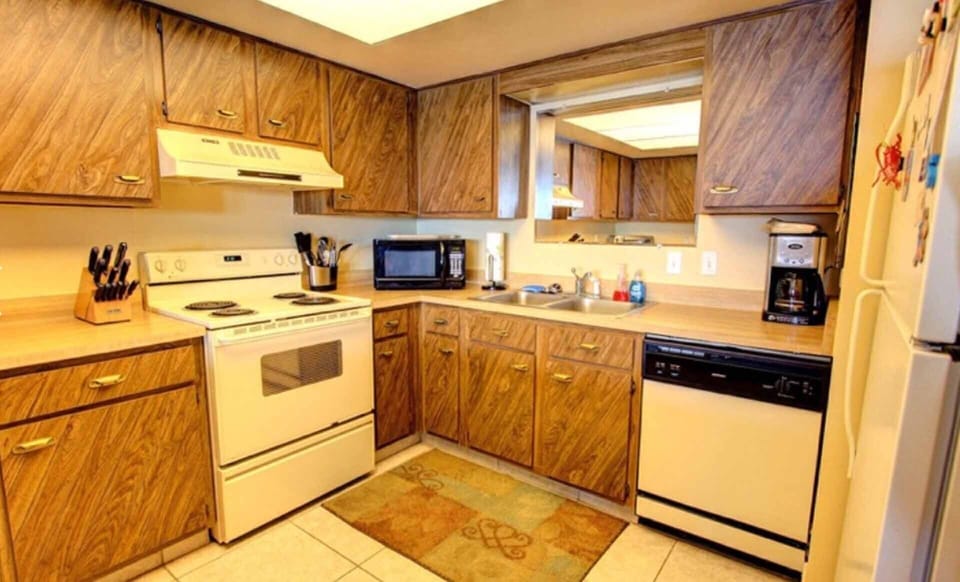 Fully Stocked Kitchen with any cooking utensils you may need 