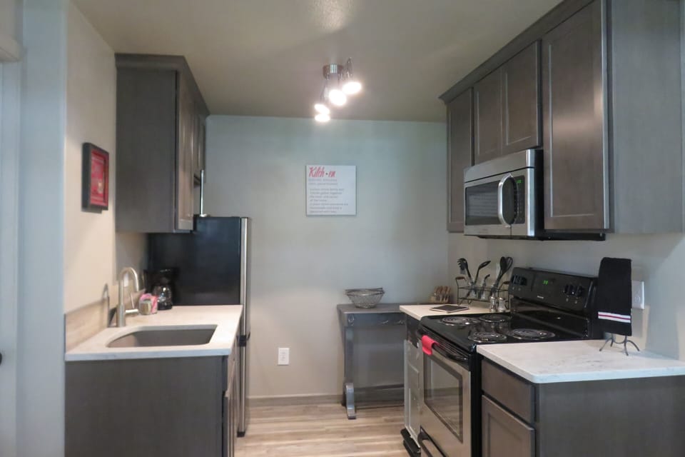 New 2nd Kitchen- Great for Large Gatherings-Corporate Retreats, Family Reunions.
