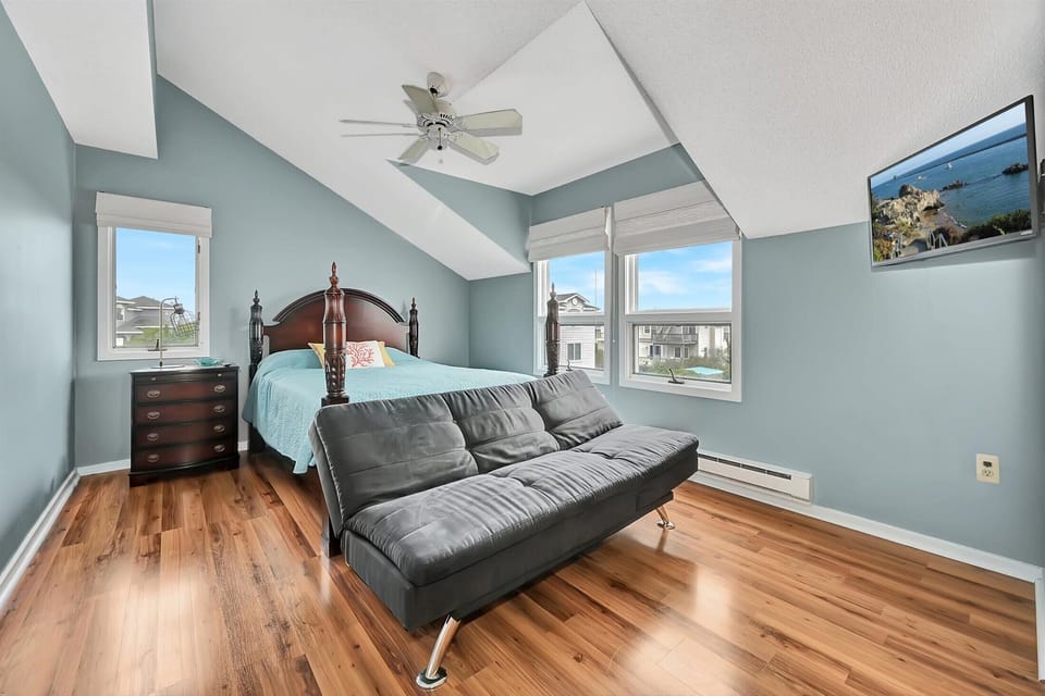 Bd 5 queen w futon 2nd flr 