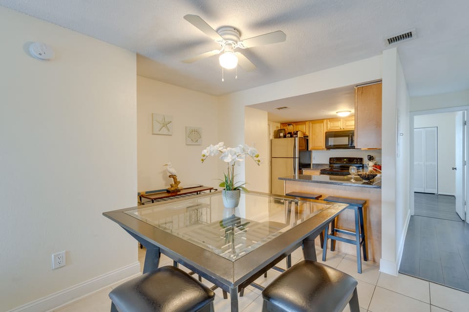 Dining Area | Dishes & Flatware Provided