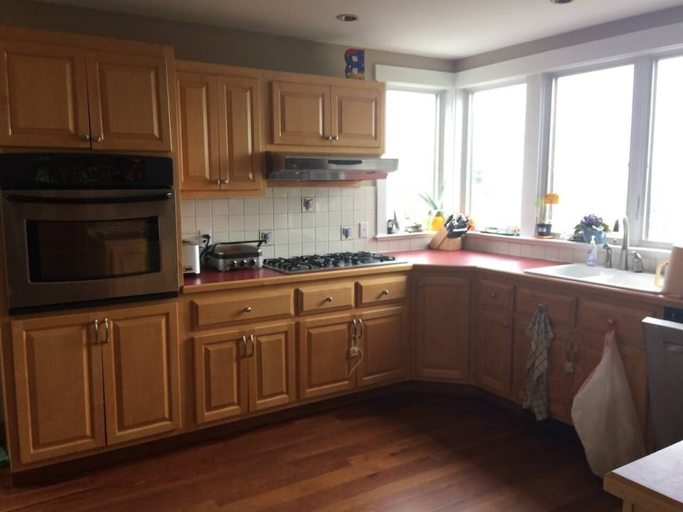 kitchen and bar that seats 4