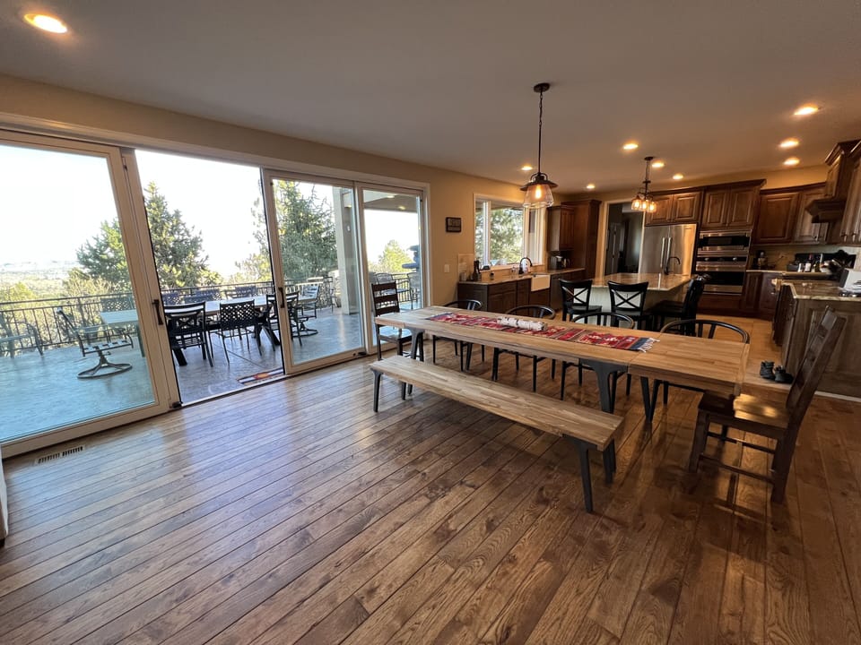 Kitchen eating area