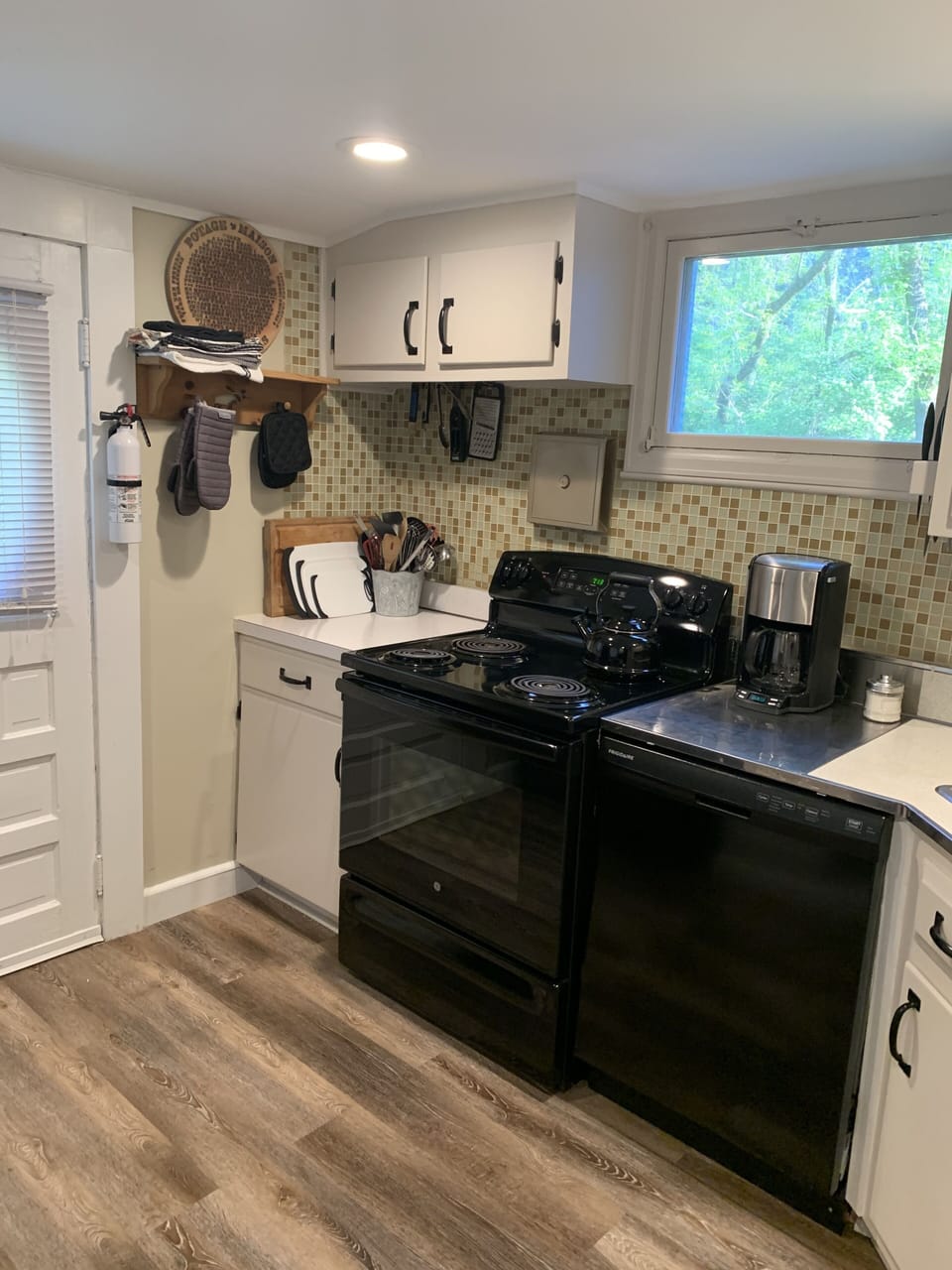 Glass tiled backsplash, stove, DW