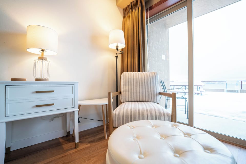 Imagine: You, a book and a magical view of the lake!