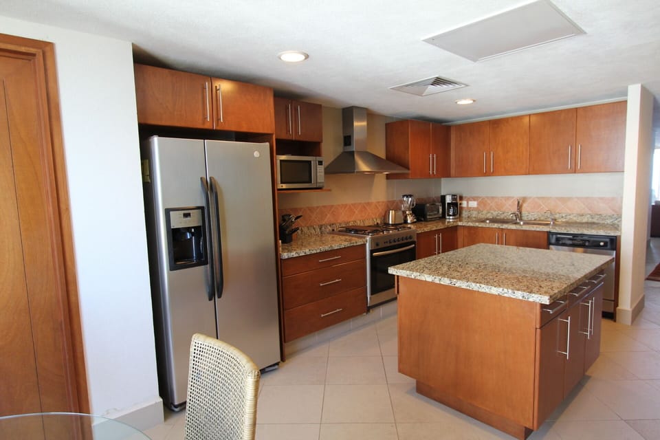 Huge kitchen for multiple cooks.