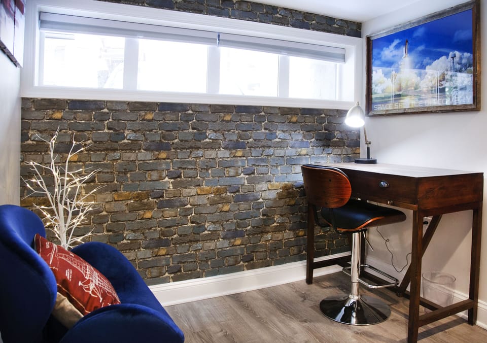 AIR AND SPACE BEDROOM
Daylight or night time views of bustling DC street life!
