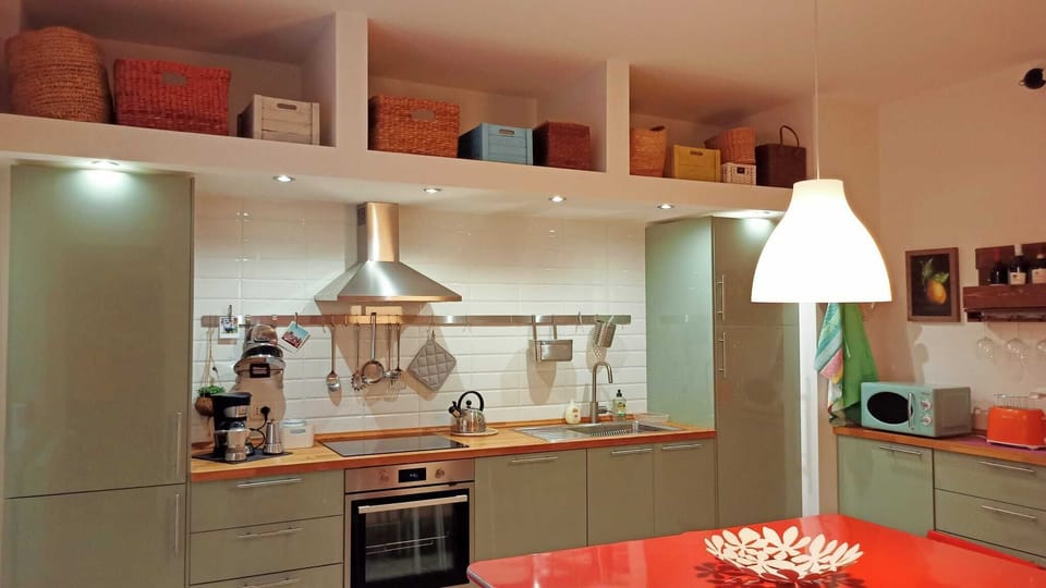 fully equipped kitchen 