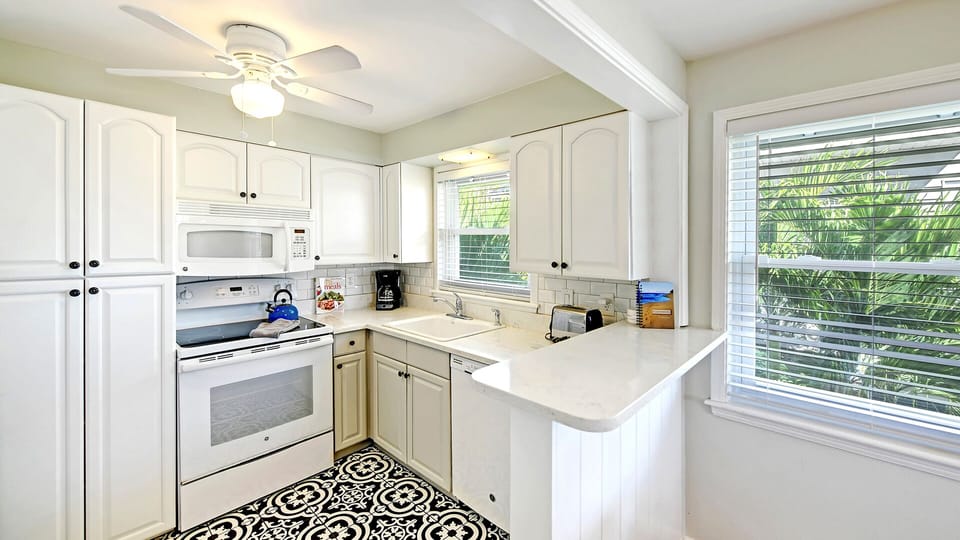 Full-size kitchen with dishwasher, fully equipped for cooking and entertaining.

