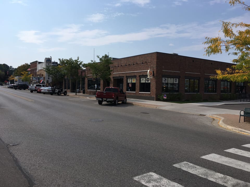 Business district is a 10 min walk.  Lots of restaurants, pubs, & coffee shops.