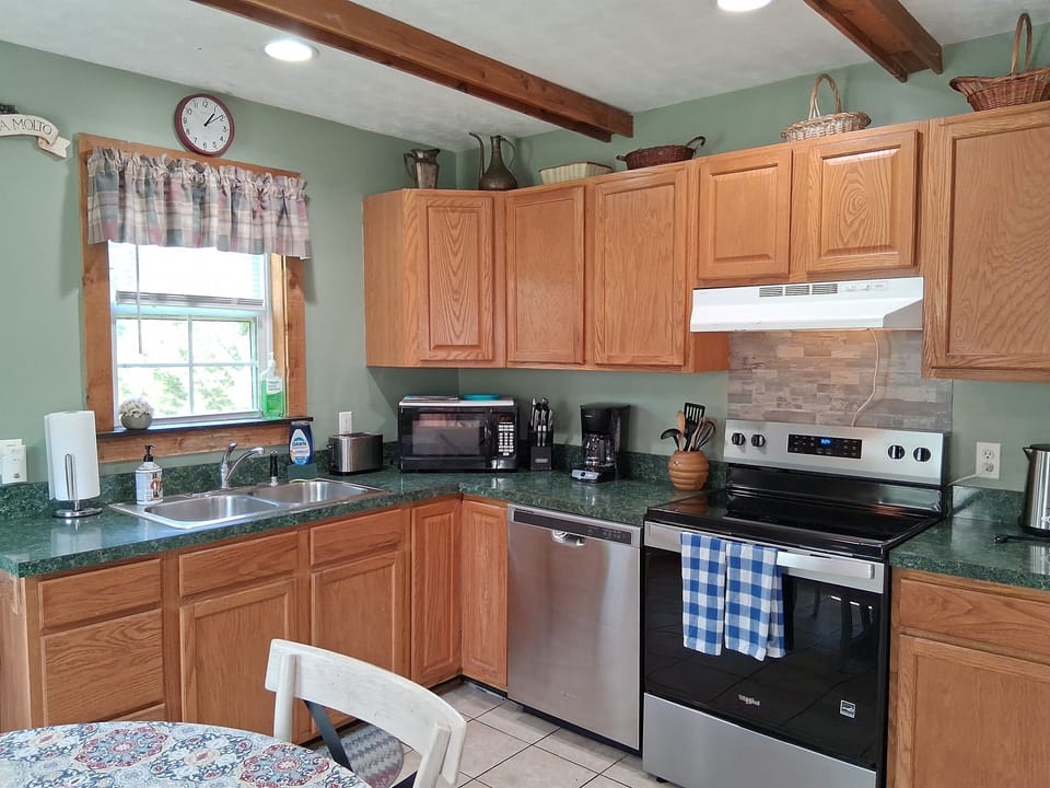 Newly painted full kitchen for cooking!
