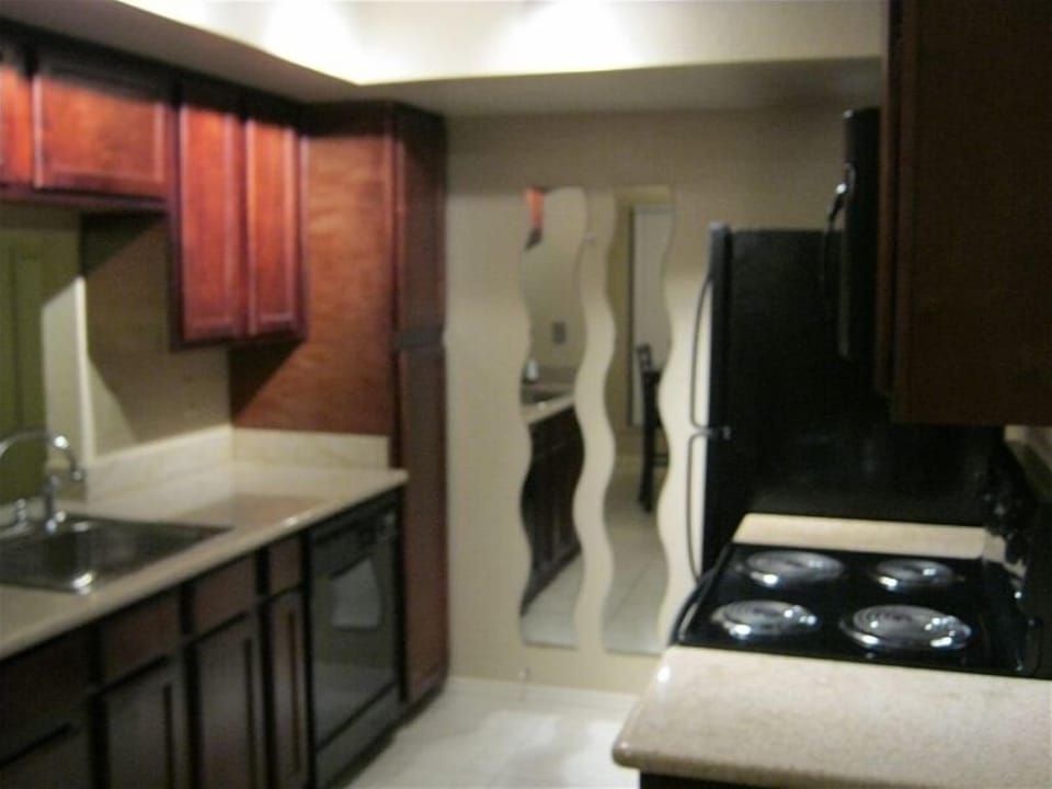 Fully equipped kitchen with granite counters