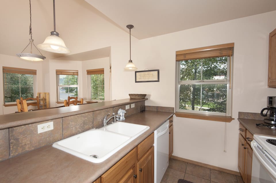 Full kitchen on main level.