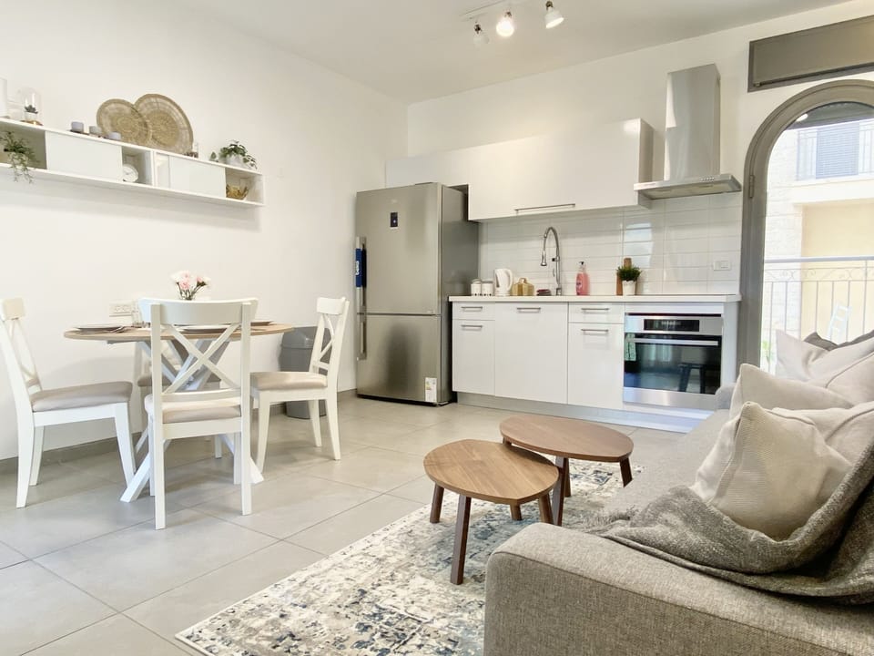 Dining table that can comfortably seat up to 4 adults!
