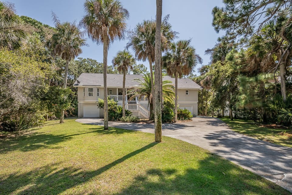 Front of house
Plenty room for parking and garage under house