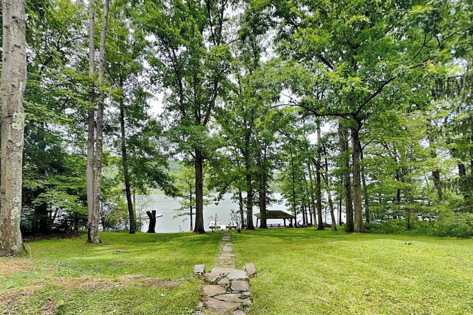 Large Yard w. Dock Path