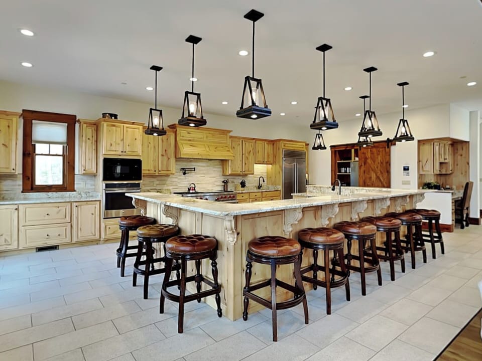 Full Kitchen - Large Breakfast Bar, Seating for 12