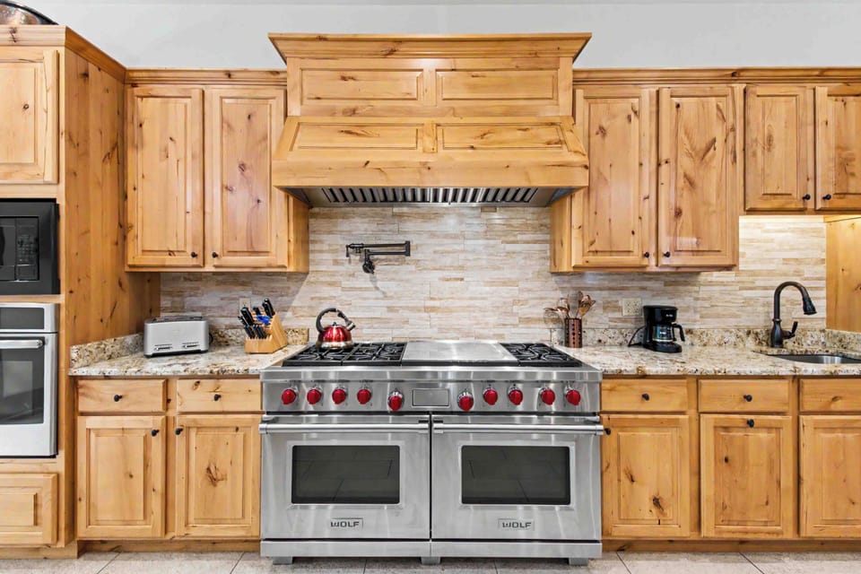 Chef Ready Kitchen w. High-End Stainless-Steel Appliances