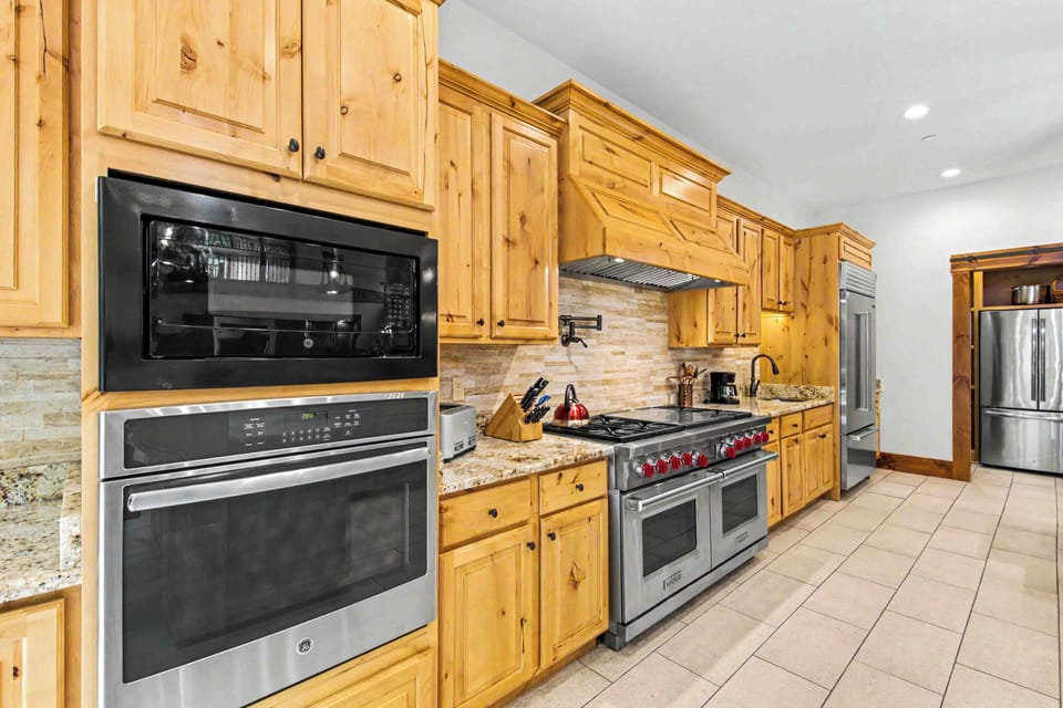 Spacious Full Kitchen