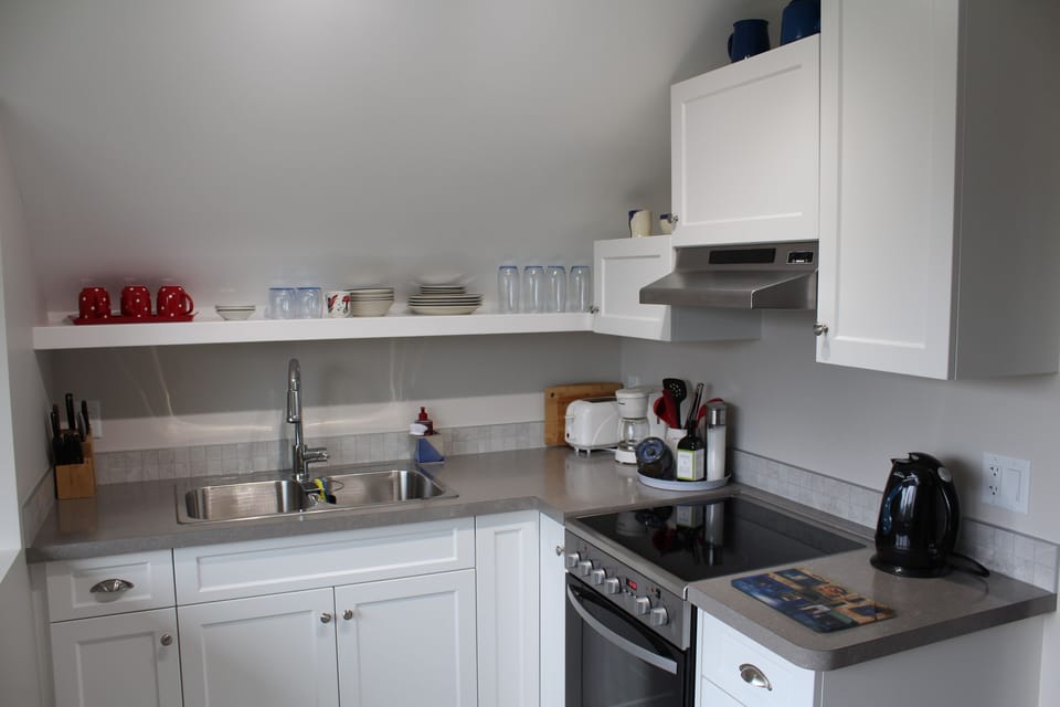 Full kitchen for eating in