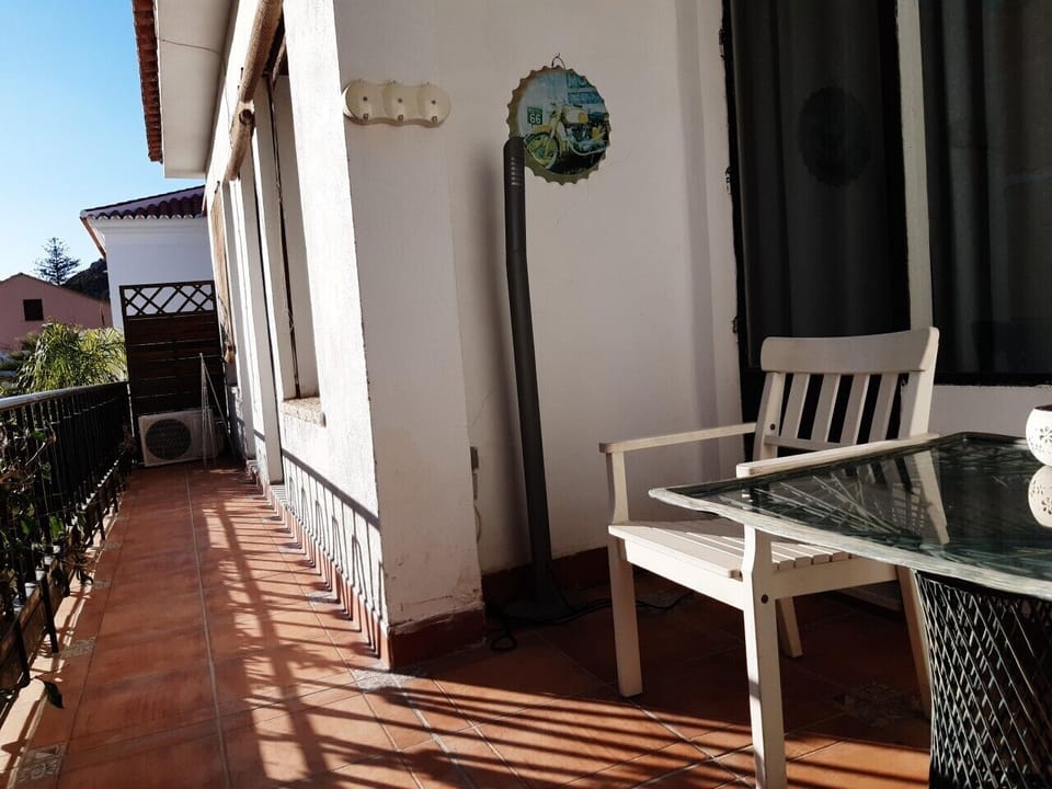 balcony with terrace fo 5sqm with sitting area, 2 chairs and table