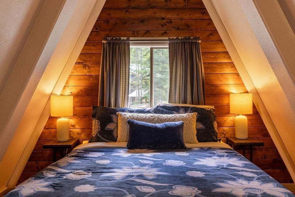 Master private bedroom with heavenly queen bed