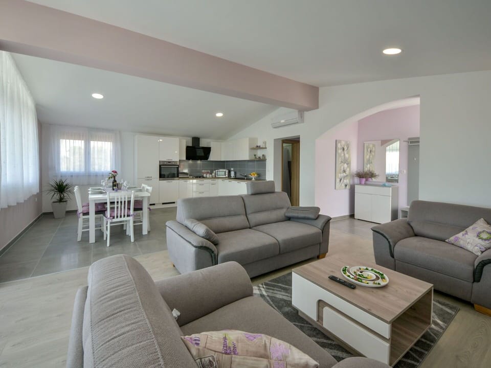 Room, Living Room, Property, Furniture, Interior Design, Building, Real Estate, Floor, Table, House