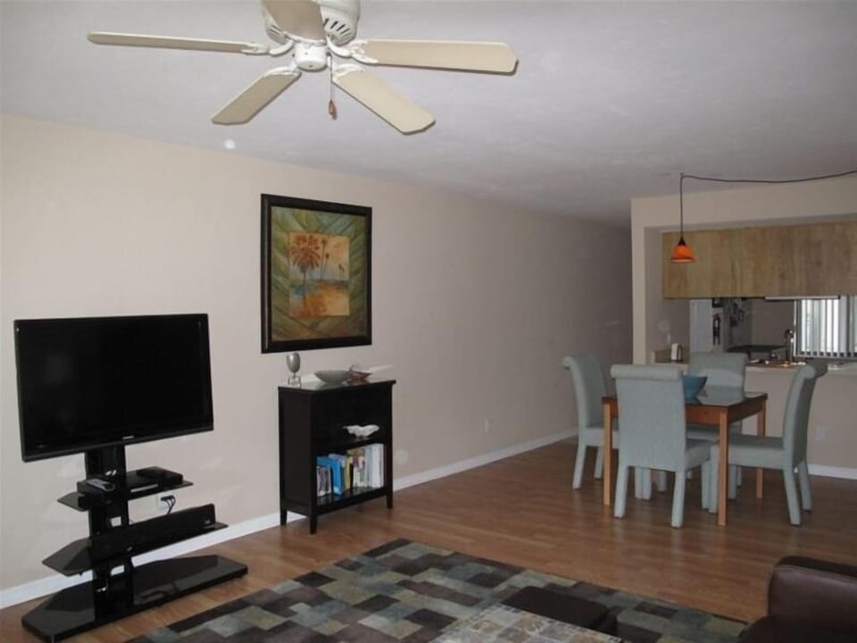 Living Room, 40" TV