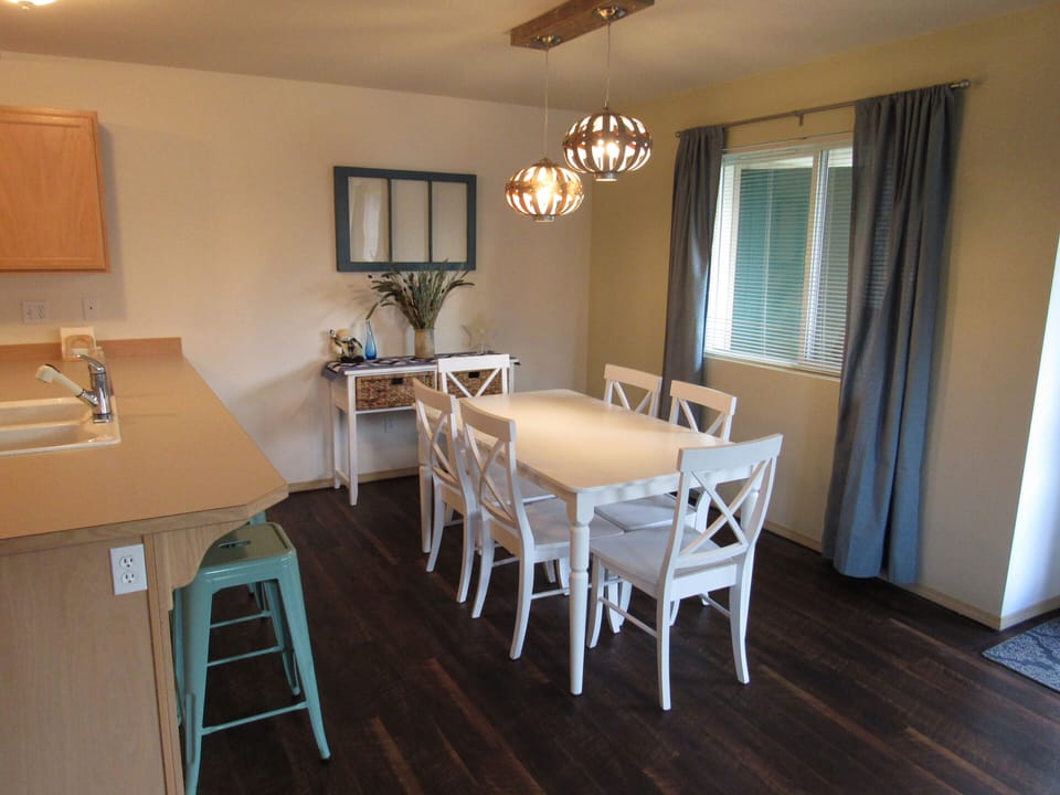 Dining area that seats six at the table or four at the counter