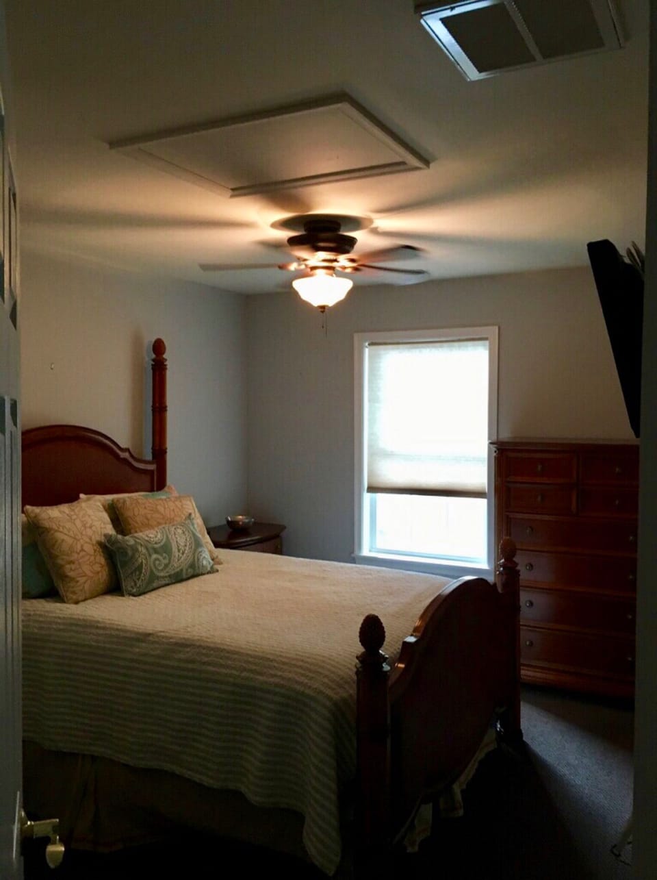 Queen size bed overlooking garden 