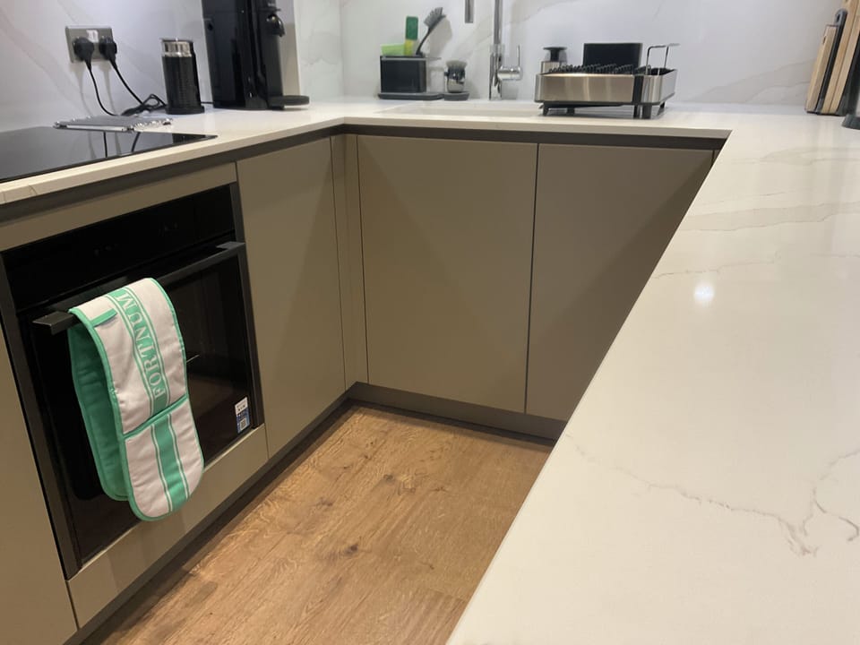 Brand new German Neff kitchen and appliances installed in 2025. Quooker tap. Ra