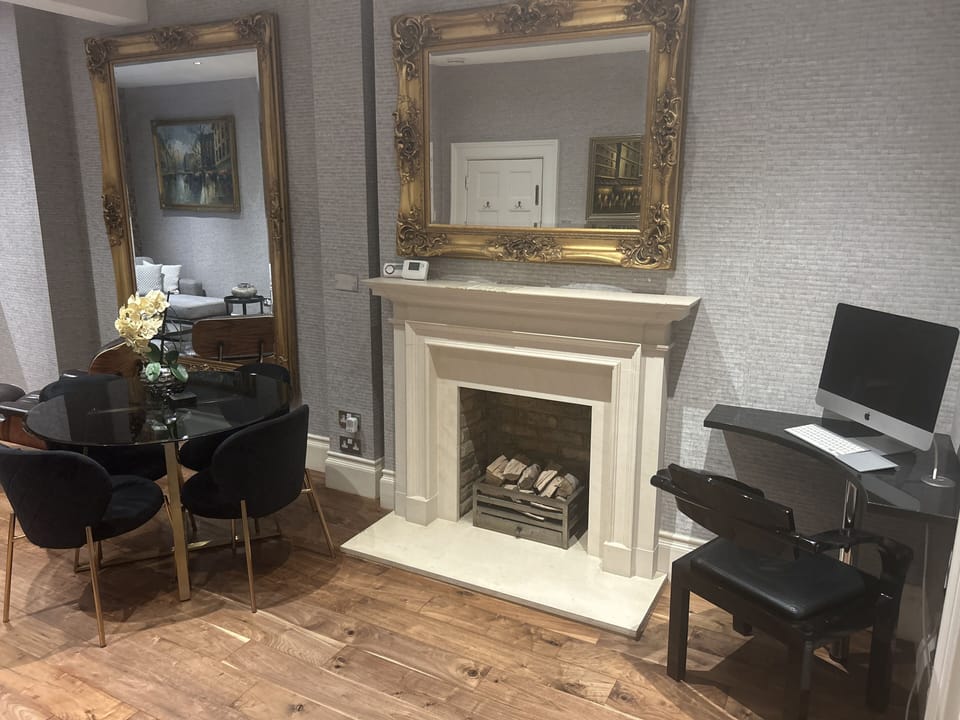 Dedicated office space in a discreet part of the lounge. 