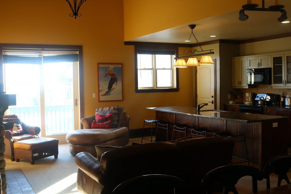 Living room & kitchen with 5 bar seats and all major appliances