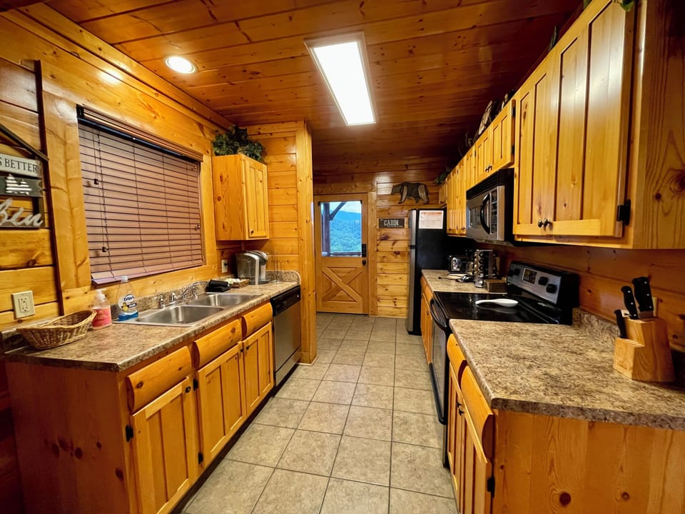 Fully Equipped Kitchen-Keurig & Coffee Maker