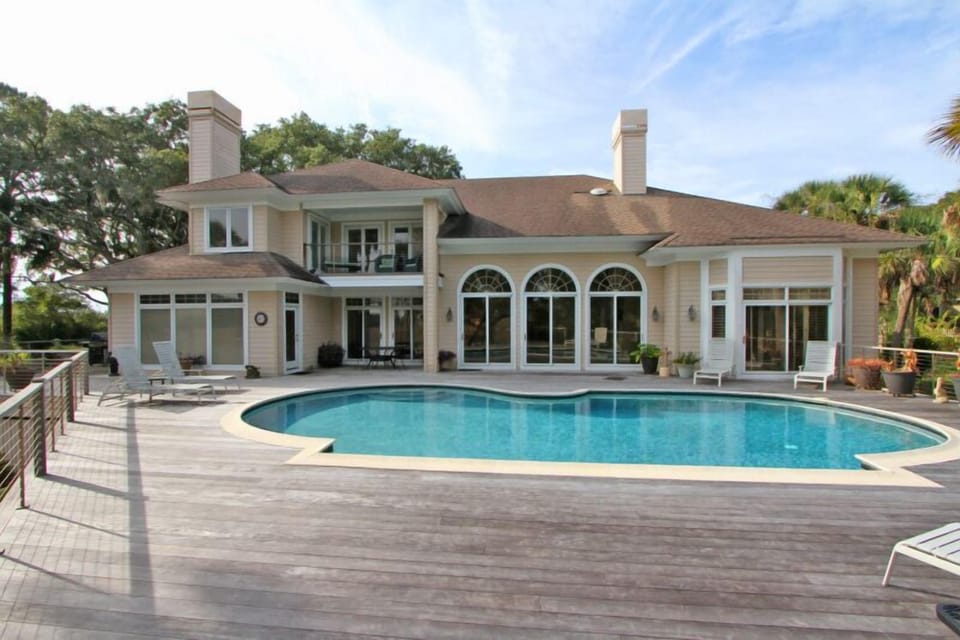 Expansive private back deck with barbecue grill