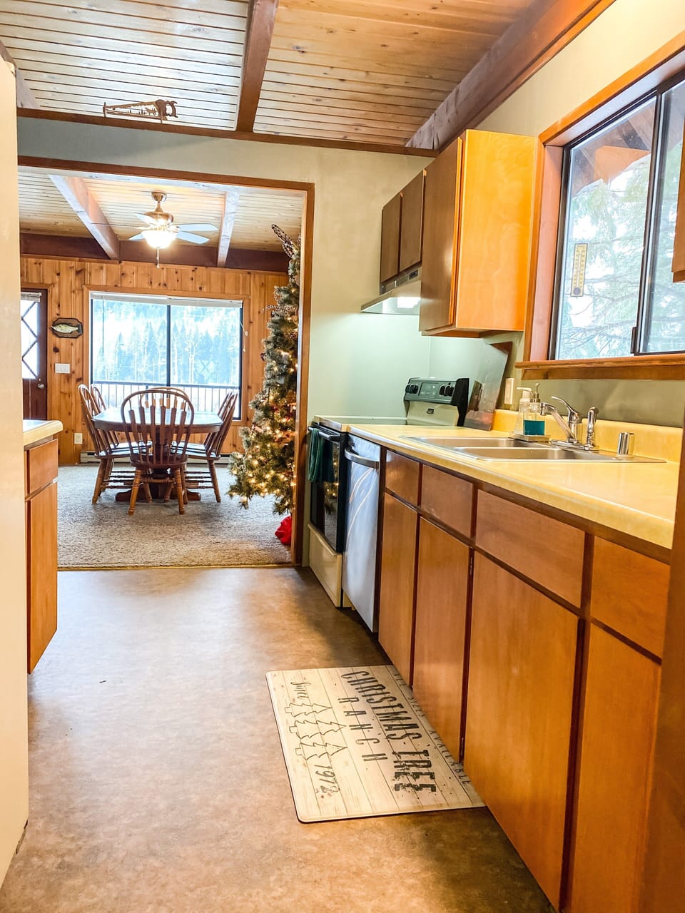 Entryway & Kitchen 