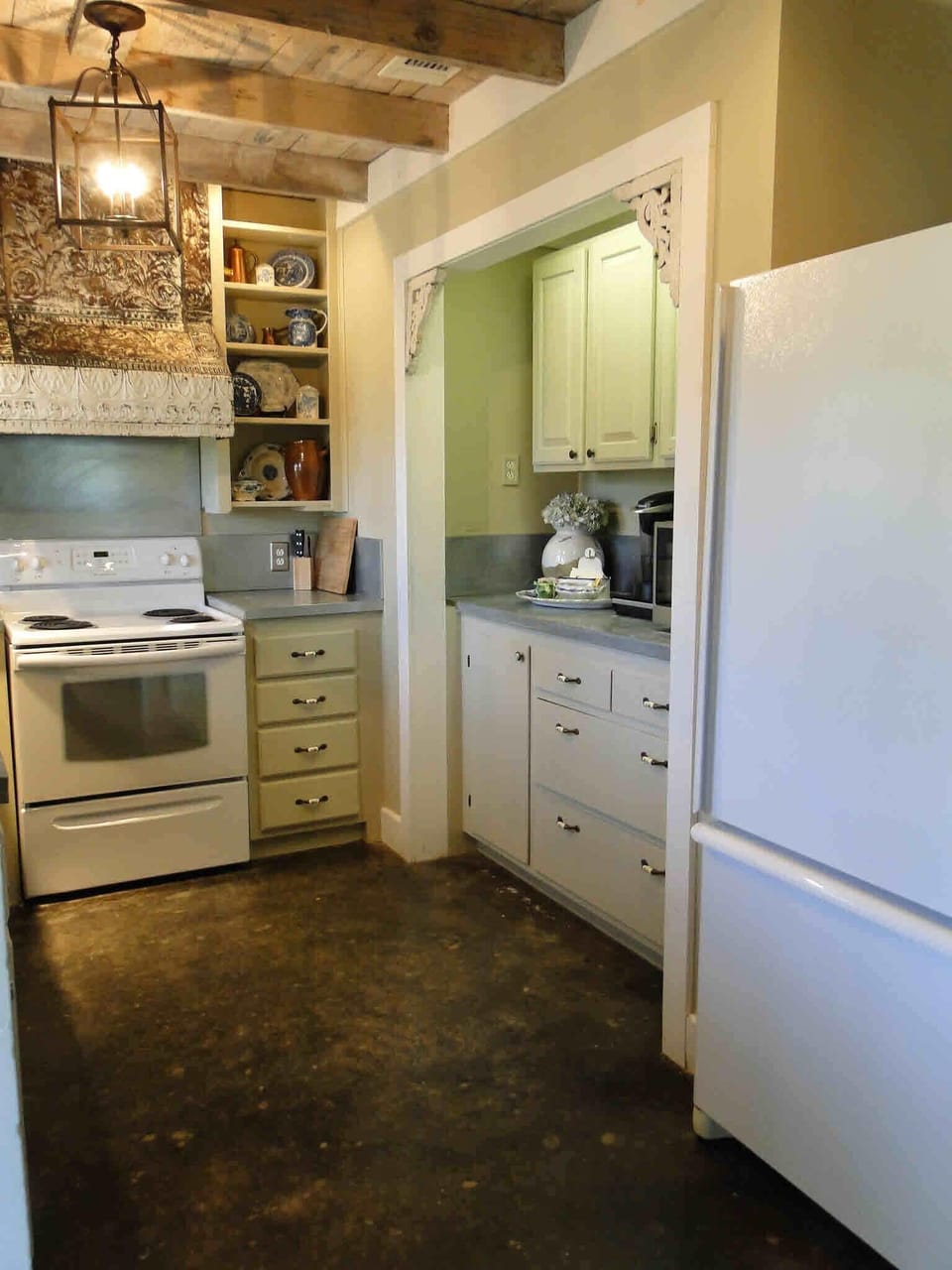 Keurig and perk coffee maker...also a microwave, blender & Toaster.