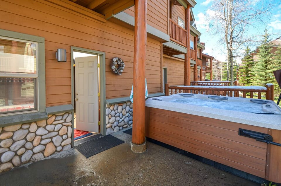 Private entrance to bubbling hot tub