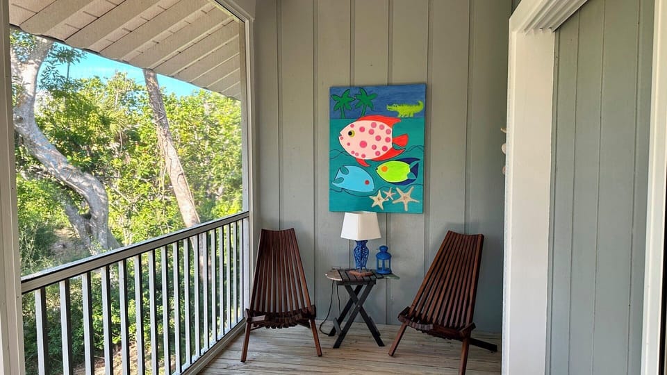 Spacious screened porch with outdoor dining for 4.