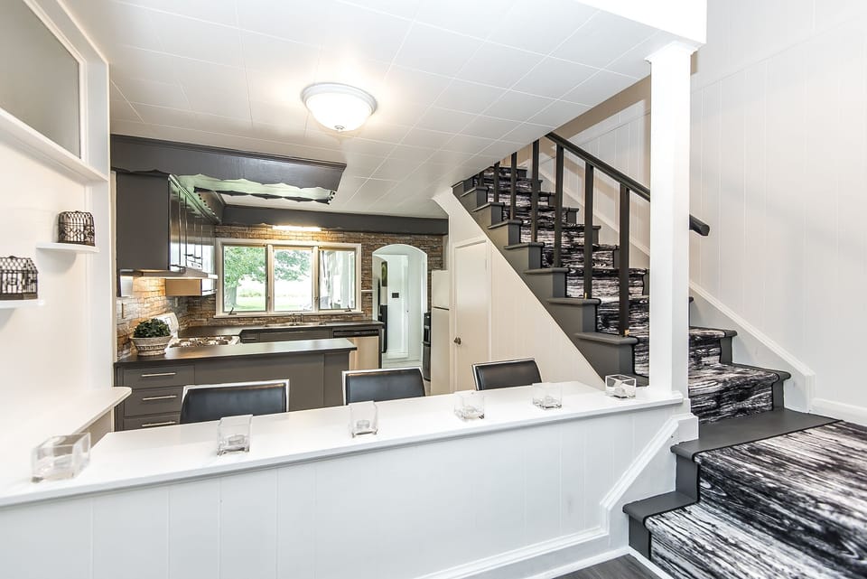 Kitchen and breakfast bar