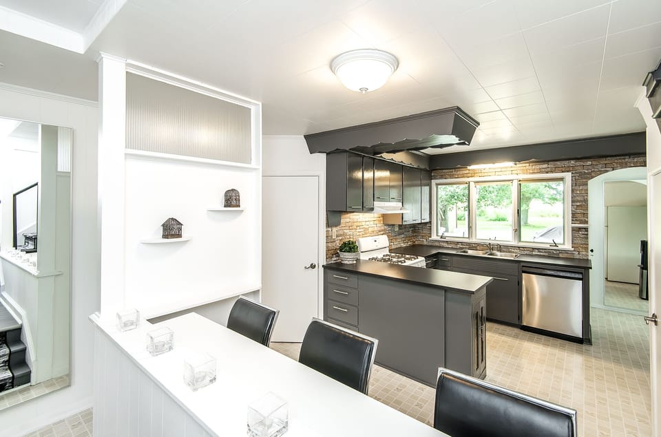 Kitchen and breakfast bar