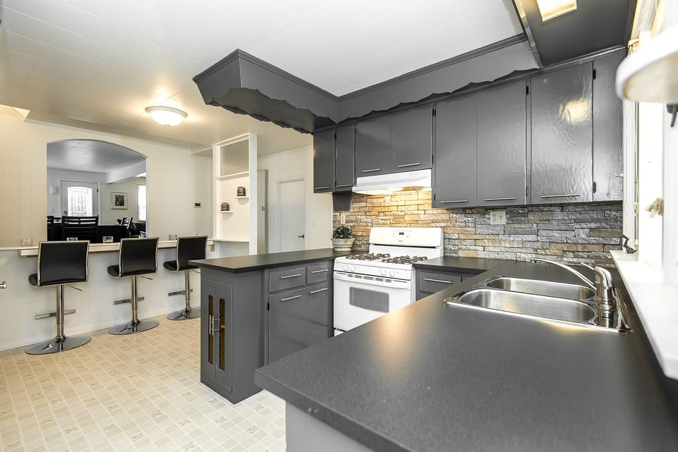 Kitchen and breakfast bar