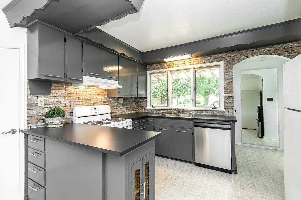 Kitchen and breakfast bar