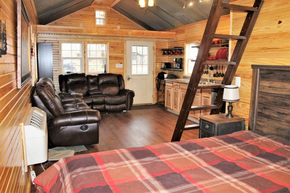 Studio Layout, queen bed