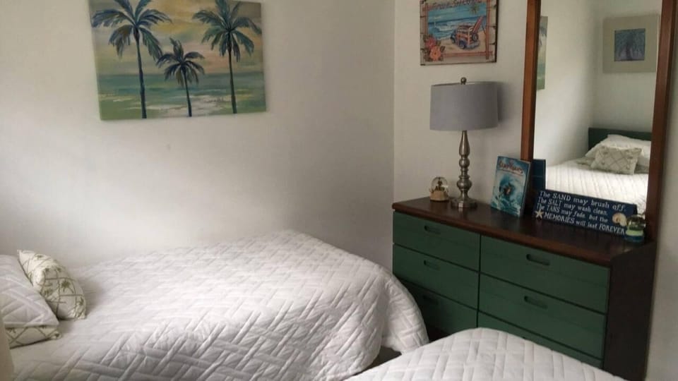 Second bedroom with 2 twin beds