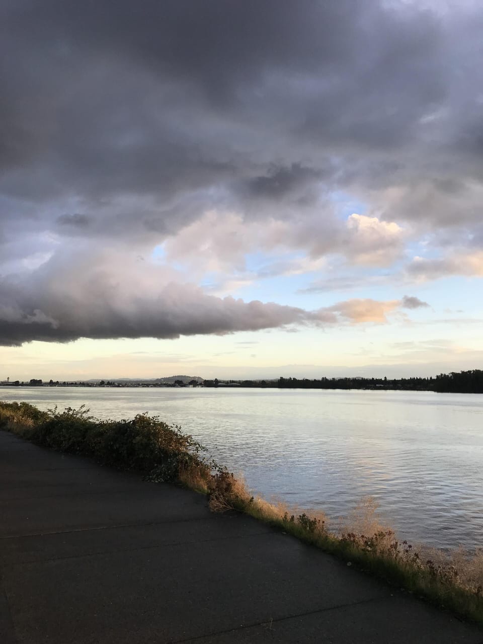 Looking East along the Columbia River walk way 