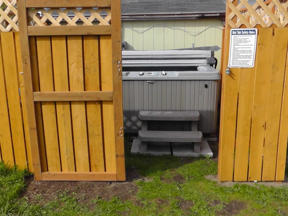 Private 2-3 person hot tub 