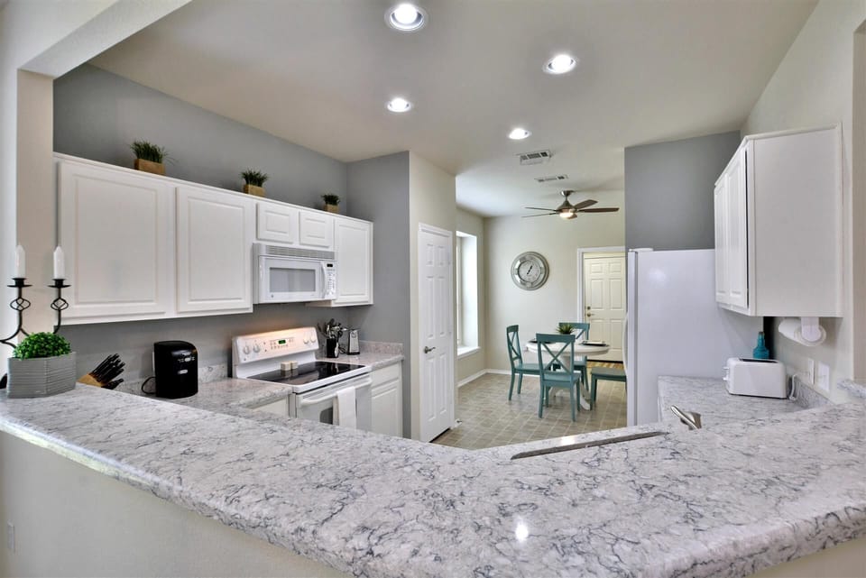 Gleaming Quartz Counters installed 2018! Tons of counter space & cabinets!