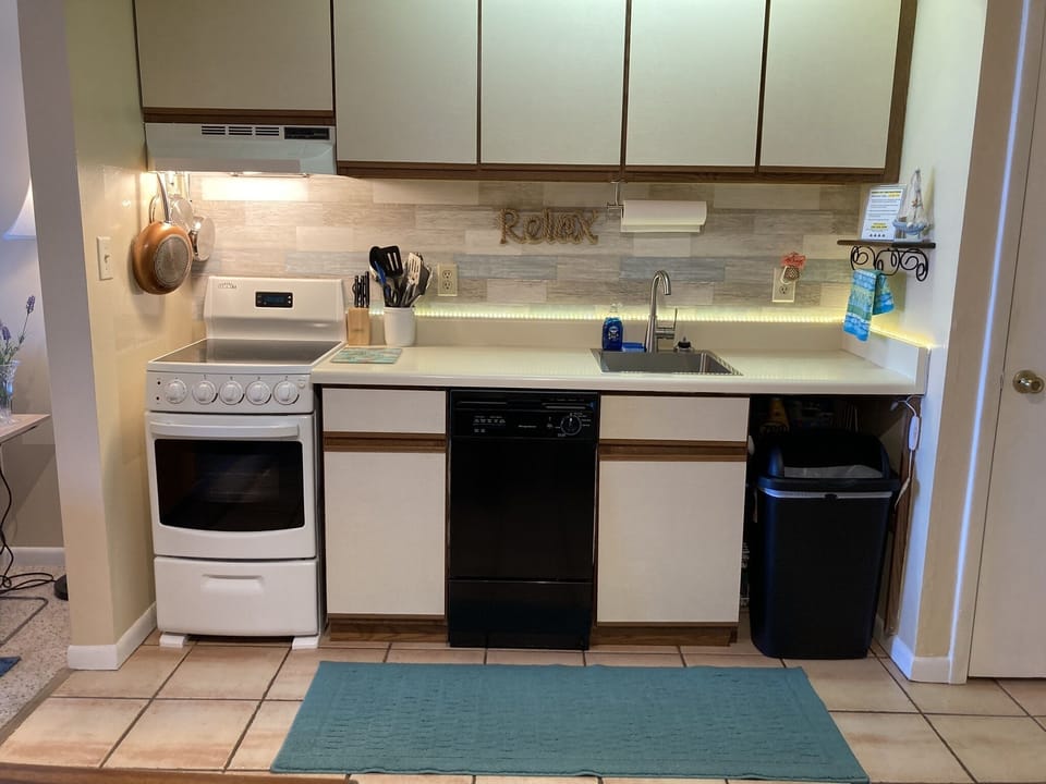 Kitchen w stove/oven, dishwasher, Keurig coffeemaker, toaster, pots/pans, dishes