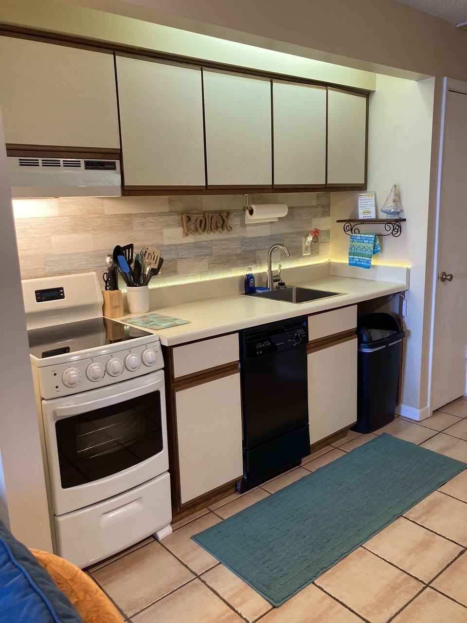 Kitchen w stove/oven, dishwasher, Keurig coffeemaker, toaster, pots/pans, dishes